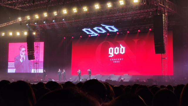 크리스마스 이브인 24일 부산에서 열린 ‘2022 god ON’ 콘서트. 이우영 기자