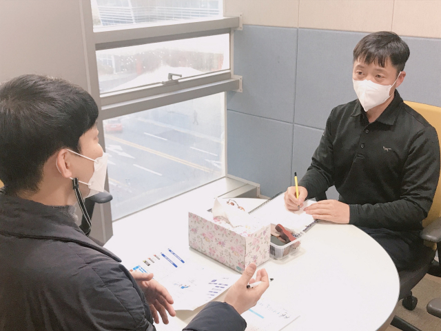 부산스마트쉼센터 김환구 상담사가 스마트폰 과의존 잠재적 위험군으로 분류된 기자의 스마트폰 사용 시간과 패턴을 듣고 있다.
