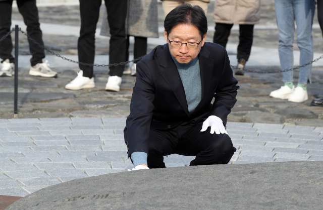 오는 19일 일시 귀국하는 김경수 전 경남도지사의 행보가 정치권의 관심사로 부각됐다. 사진은 김 전 지사가 지난 2022년 출소 후 경남 김해시 진영읍 봉하마을 노무현 전 대통령 묘역을 참배하는 모습. 부산일보DB.