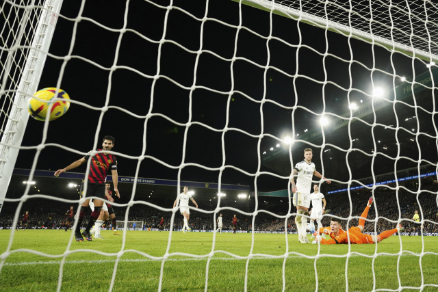 잉글랜드 프리미어리그(EPL) 맨체스터 시티와 리즈 유나이티드와의 경기에서 엘링 홀란의 슈팅이 득점으로 연결되고 있다. AP연합뉴스