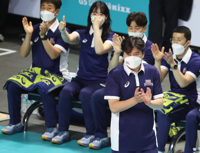 여자프로배구 흥국생명 핑크스파이더스 구단은 2일 권순찬 감독을 전격 경질했다. 지난해 11월 18일 흥국생명 권순찬 감독이 박수를 치고 있다. 연합뉴스