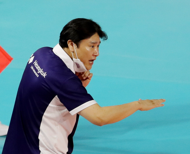 여자프로배구 흥국생명 핑크스파이더스 구단은 2일 권순찬 감독을 전격 경질했다. 지난해 11월 18일 흥국생명 권순찬 감독이 선수들에게 작전 지시를 하고 있다. 연합뉴스