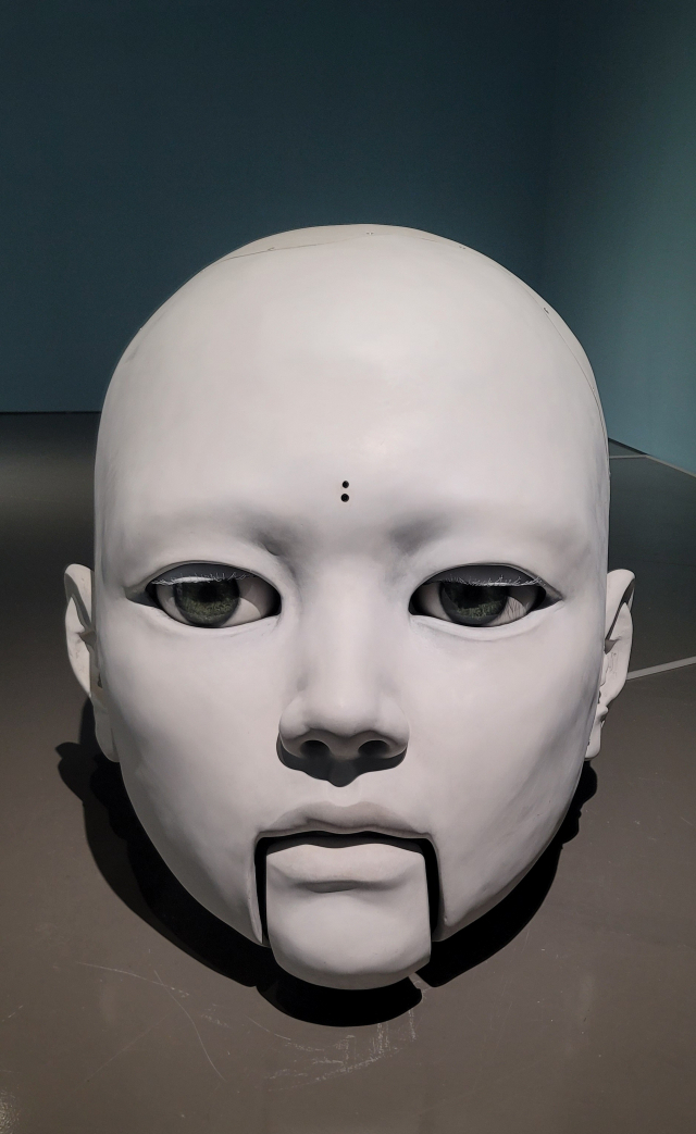 노진아의 AI로봇 조각은 사람이 앞에 서면 눈을 뜨고, 말을 걸면 답을 한다. 오금아 기자