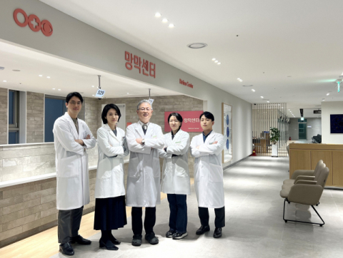 부산성모안과병원의 망막센터 스태프. 왼쪽부터 김중엽 과장, 전혜민 부장, 윤희성 병원장, 채수혜·전태하 과장. 부산성모안과병원 제공