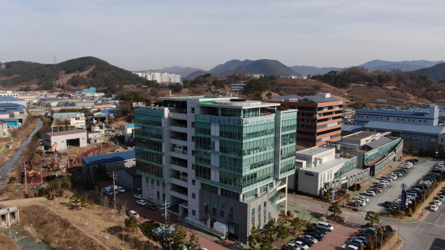 경남 김해시가 공모를 통해 의생명산업진흥원과 인재양성재단, 복지재단, 도개공 등 산하기관 4곳의 수장들을 뽑았다. 사진은 김해시 주촌면의 김해의생명산업진흥원. 김해시 제공