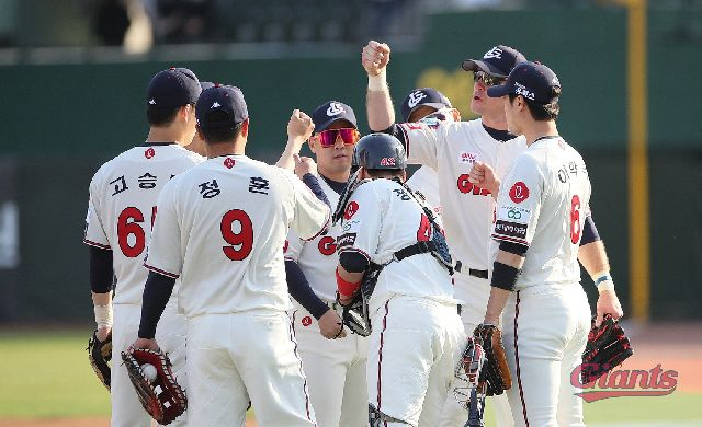 롯데는 2017시즌 이후 6년 만의 가을야구 진출을 목표로 세우고 해외 전지훈련에 돌입한다. 롯데 자이언츠 제공