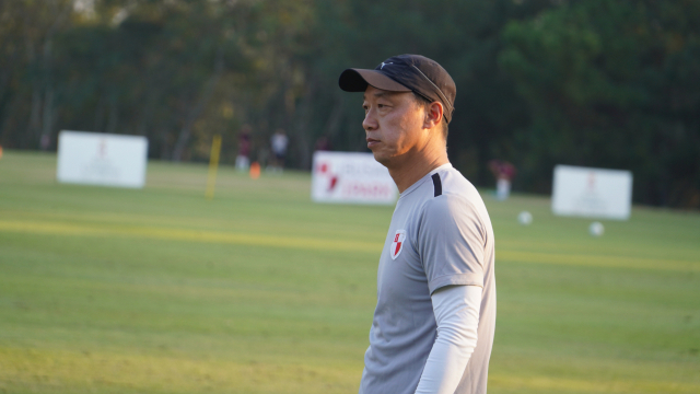 태국 치앙마이 전지훈련장에서 선수들을 지도하는 박 감독. 부산아이파크 제공