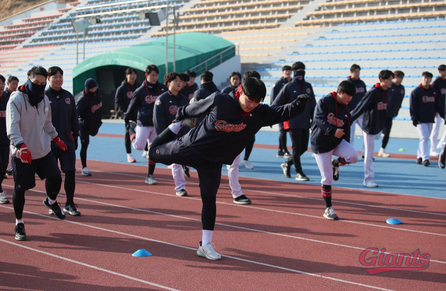 롯데 자이언츠 선수들이 18일 오전 부산 아시아드 보조경기장에서 체력 테스트를 받고 있다. 롯데 자이언츠 제공