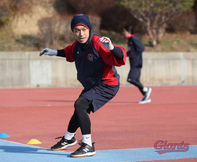 롯데 자이언츠 외야수 황성빈이 18일 오전 부산 아시아드 보조경기장에서 체력 테스트를 받고 있다. 롯데 자이언츠 제공