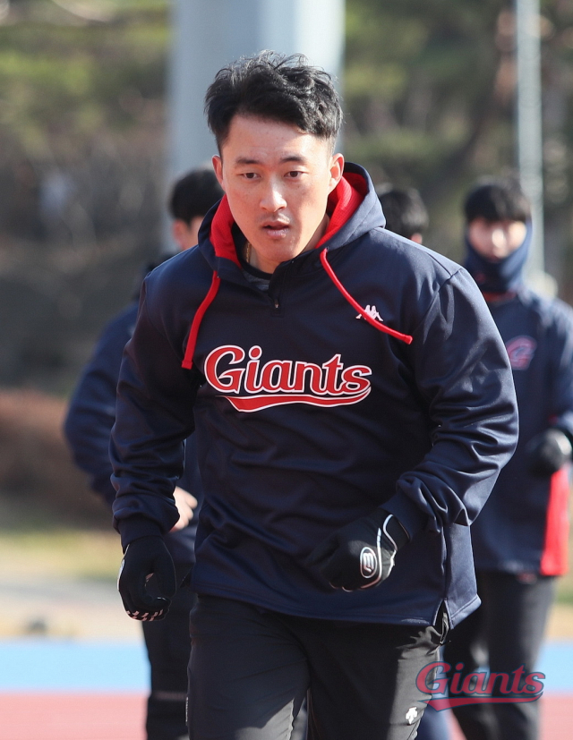 롯데 자이언츠에 FA 영입된 내야수 노진혁이 18일 오전 부산 아시아드 보조경기장에서 체력 테스트를 받고 있다. 롯데 자이언츠 제공