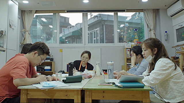 ‘나는 마을 방과후 교사입니다’ 스틸 컷. 스튜디오 그레인풀 제공