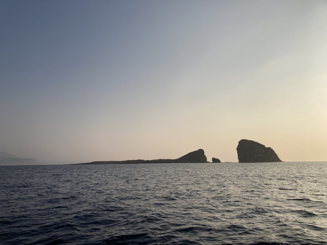 사계항을 출항해 도착한 첫 포인트는 형제섬이 근처였다. 이날 제주 바다는 장판처럼 잔잔했다.