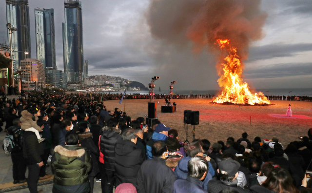 2019년 정월대보름(2월 19일) ‘해운대달맞이 온천축제’가 열린 부산 해운대해수욕장에서 많은 시민들이 활활 타오르는 초대형 달집을 바라보며 한 해의 액을 떨치고 새해 소망을 기원하고 있다. 부산일보DB