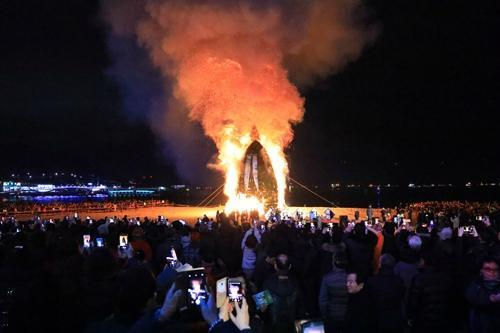 2019년 정월대보름 부산 서구 송도해수욕장에서 열린 ‘정월대보름 송도달집축제’. 부산일보DB