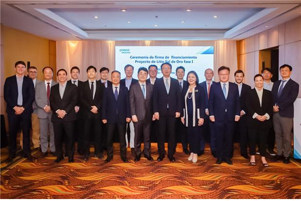 백승달 한국무역보험공사 부사장이 지난해 11월 1일 아르헨티나 살타주 에서 김광복 아르헨티나 법인장 등 관계자들과 기념촬영을 하고 있다. 무역보험공사 제공