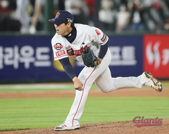 롯데 자이언츠 외야수 황성빈(위)이 2023시즌 연봉이 140% 올라 롯데 연봉 협상 대상 선수 60명 중 ‘인상률 1위’를 차지했다. 불펜 투수 구승민은 37.3% 오른 2억 4860만 원에 계약을 맺어 김원중에 이어 팀 내 연봉 2위에 올랐다. 롯데 자이언츠 제공
