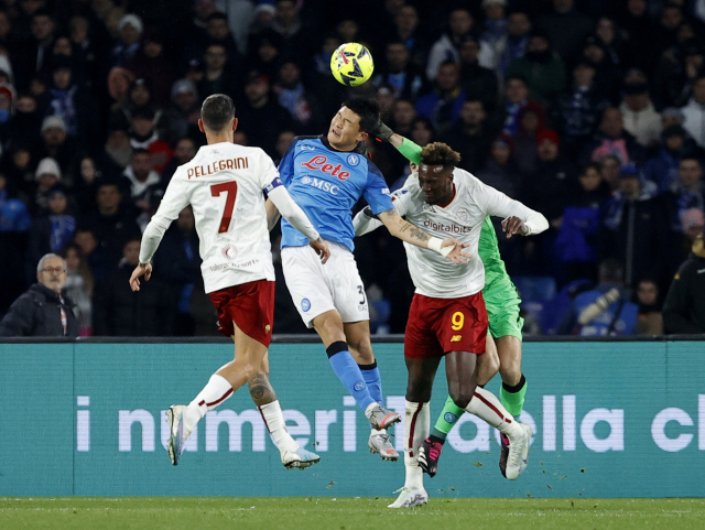 SSC 나폴리 수비수 김민재가 30일 이탈리아 세리에A AS로마와의 경기에서 상대 팀 선수와 헤딩 경합을 벌이고 있다. 로이터연합뉴스