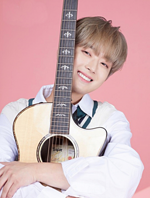 가수 이찬원이 오는 20일 첫 정규앨범 ‘원’을 공개한다. 소속사 제공