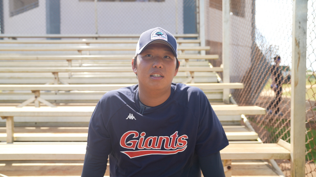 롯데 자이언츠 투수 서준원이 2일 롯데 전지훈련장인 괌 데데도스포츠컴플렉스에서 <부산일보> 인터뷰에 응하고 있다. 괌(미국)=이재화PD