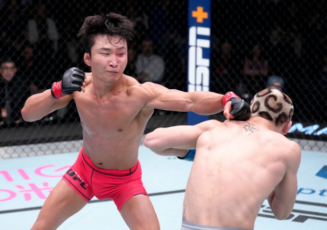 5일(한국시간) 열린 ‘로드 투 UFC’ 페더급 결승에서 우승한 이정영(왼쪽). UFC 제공