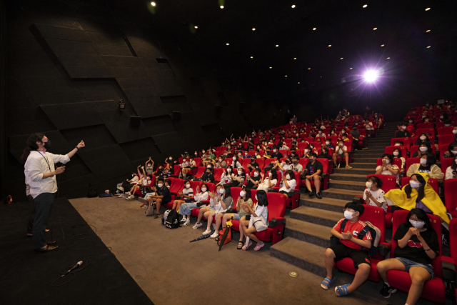 지난해 7월 11일 영화의전당 소극장에서 애니메이션 ‘태일이’의 홍준표 감독이 송수초등, 봉학초등 어린이들과 질의응답을 하고 있다. BIKY 제공