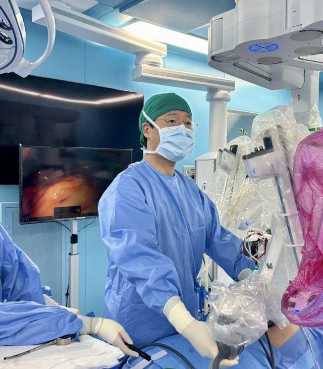 동아대병원 로봇수술센터 간담췌 외과팀 김관우 교수가 로봇수술을 진행하고 있다. 동아대병원 제공