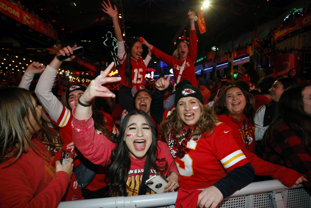 13일(한국시간) 열린 미국프로풋볼(NFL) 제57회 슈퍼볼에서 캔자스시티 치프스가 필라델피아 이글스를 꺾고 우승하자 캔자스시티 팬들이 미국 캔자스시티 광장에서 환호하고 있다. AP연합뉴스