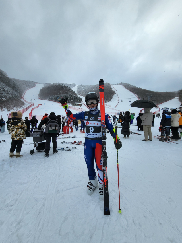 제104회 전국 동계체전 스키 알파인 종목에 출전한 강영서는 17일 여자 일반부 회전·복합 종목에서 금메달을 따내며 다관왕에 올랐다. 강영서는 앞서 15일 열린 슈퍼 대회전 종목에서도 1위에 올라 금메달 3개와 은메달 1개를 땄다. 부산시체육회 제공