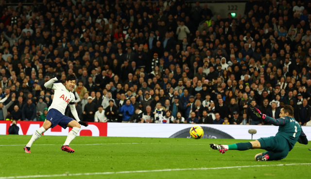 토트넘의 손흥민(왼쪽)이 20일(한국시간) 잉글랜드 프로축구 프리미어리그(EPL) 웨스트햄과의 경기에서 상대 골키퍼를 피해 골을 터트리고 있다. 로이터연합뉴스