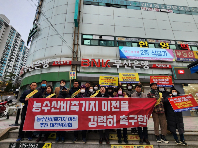 부산 사상구 학장동 주민들로 구성된 학장동농수산비축기지이전추진대책위원회는 지난 22~23일 오후 4시 30분께 학장반도보라타운아파트 인근에서 학장 농산물 비축기지의 이전을 요구하는 서명운동을 벌였다고 24일 밝혔다. 학장동농수산비축기지이전추진대책위원회 제공