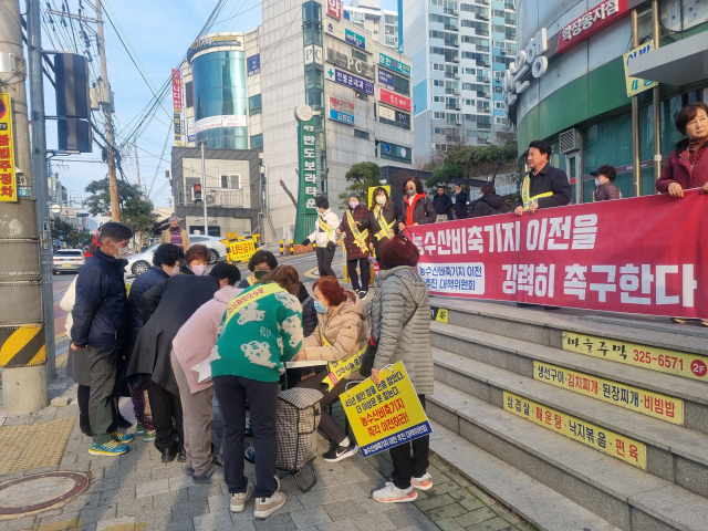 부산 사상구 학장동 주민들로 구성된 학장동농수산비축기지이전추진대책위원회는 지난 22~23일 오후 4시 30분께 학장반도보라타운아파트 인근에서 학장 농산물 비축기지의 이전을 요구하는 서명운동을 벌였다고 24일 밝혔다. 손혜림 기자 hyerimsn@