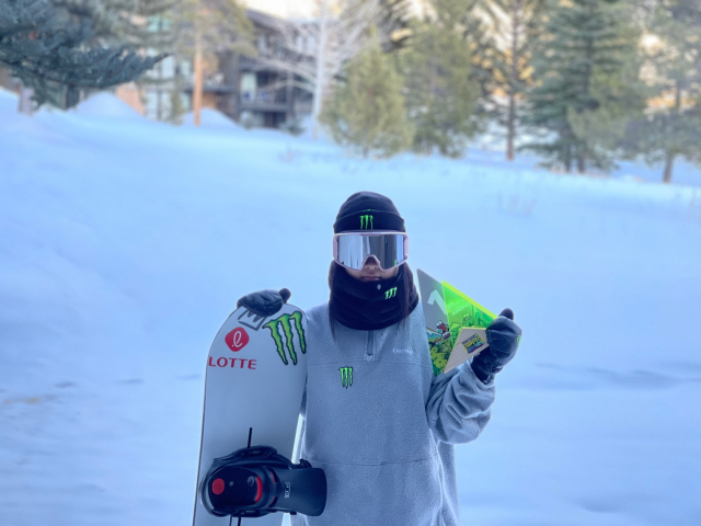 26일(한국시간) 미국 콜로라도주 코퍼마운틴에서 열린 2023 듀투어 여자 스노보드 슈퍼파이프 부문에서 최연소 우승을 차지한 최가온(14)이 시상식 후 우승패를 들어 보이고 있다.올댓스포츠 제공