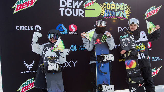 26일(한국시간) 미국 콜로라도주 코퍼마운틴에서 열린 2023 듀투어 여자 스노보드 슈퍼파이프 부문에서 최연소 우승을 차지한 최가온(14·가운데)이 시상식에서 우승패를 들어 보이고 있다. dewtour.com캡처