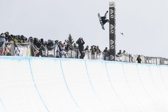 26일(한국시간) 미국 콜로라도주 코퍼마운틴에서 열린 2023 듀투어 여자 스노보드 슈퍼파이프 부문에서 최연소 우승을 차지한 최가온(14)이 연기를 펼치고 있다. dewtour.com캡처