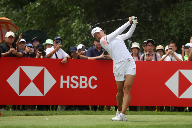 고진영이 5일 싱가포르에서 열린 미국 여자프로골프(LPGA) 투어 HSBC 월드챔피언십 4라운드에서 티샷을 날리고 있다. AFP연합뉴스