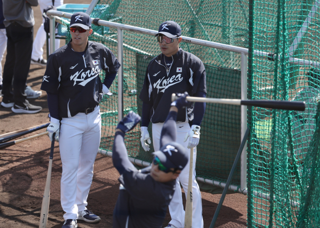 5일 일본 오사카 마이시마 버팔로스 스타디움에서 WBC 한국 대표팀 에드먼(왼쪽)과 김하성이 이정후의 타격 훈련을 바라보고 있다. 연합뉴스