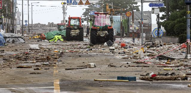 제11호 태풍 힌남노로 부산 수영구 광안리해수욕장 일대 도로가 파도에 쓸려온 모래와 돌, 부유물들로 뒤덮여 있는 모습. 김종진 기자 kjj1651@