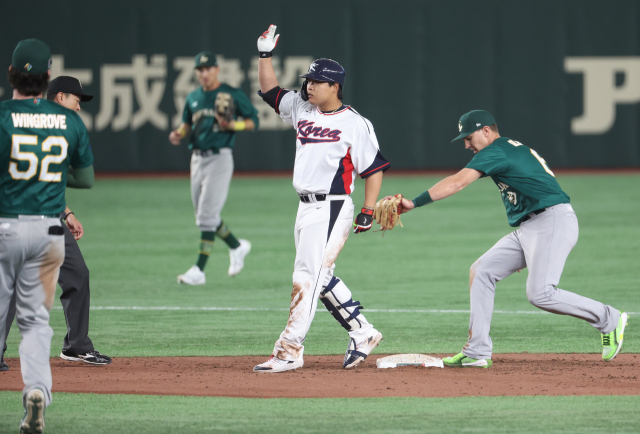 한국 야구 국가대표팀의 강백호가 9일 일본 도쿄돔에서 열린 2023 월드베이스볼클래식(WBC) B조 본선 1라운드 호주와의 경기 7회말 1사 상황에서 담장을 맞히는 2루타를 날린 뒤 세리머니를 하다 발이 2루에서 떨어져 태그 아웃되고 있다. 연합뉴스