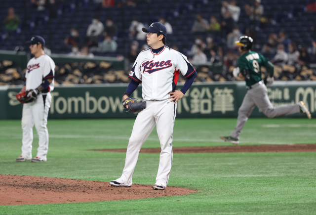 9일 일본 도쿄돔에서 열린 2023 월드베이스볼클래식(WBC) B조 본선 1라운드 한국과 호주의 경기. 8회초 1사 2,3루 상황에서 호주 퍼킨스에게 3점 홈런을 허용한 한국 양현종이 실망한 듯한 표정을 짓고 있다. 연합뉴스