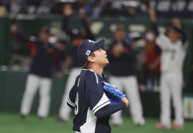 10일 오후 일본 도쿄돔에서 열린 2023 월드베이스볼클래식(WBC) B조 본선 1라운드 한국과 일본의 경기. 3회말 무사 1,3루 상황에서 일본 콘도에게 1타점 2루타를 허용한 한국 김광현이 아쉬운 듯한 표정을 하고 있다. 연합뉴스