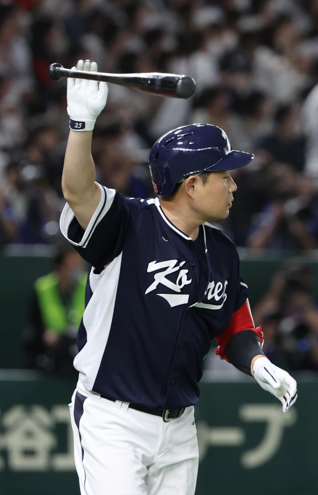 10일 오후 일본 도쿄돔에서 열린 2023 월드베이스볼클래식(WBC) B조 본선 1라운드 한국과 일본의 경기. 3회초 무사 2루 상황에서 한국 야의지가 투런홈런을 친 뒤 그라운드를 달리고 있다. 연합뉴스