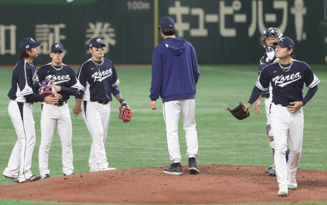 10일 오후 일본 도쿄돔에서 열린 2023 월드베이스볼클래식(WBC) B조 본선 1라운드 한국과 일본의 경기. 5회말 한국 곽빈이 마운드를 내려가고 있다. 연합뉴스
