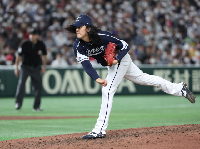 10일 오후 일본 도쿄돔에서 열린 2023 월드베이스볼클래식(WBC) B조 본선 1라운드 한국과 일본의 경기. 6회말 한국 투수 김원중이 공을 던지고 있다. 연합뉴스