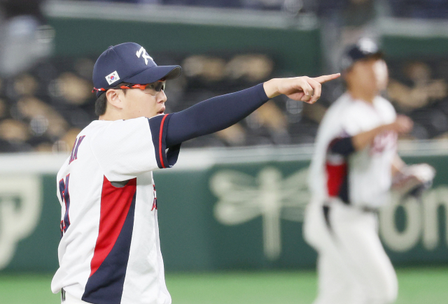 12일 일본 도쿄돔에서 열린 2023 월드베이스볼클래식(WBC) B조 본선 1라운드 한국과 체코의 경기. 5회초 1사 2루 상황에서 체코 무지크를 상대하던 한국 박세웅이 주심을 향해 손가락을 뻗고 있다. 연합뉴스