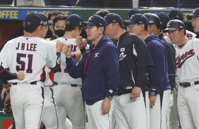 12일 일본 도쿄돔에서 열린 2023 월드베이스볼클래식(WBC) B조 본선 1라운드 한국과 체코의 경기가 한국의 7 대 3 승리로 끝났다. 경기를 마친 한국 이강철 감독이 선수들을 격려하고 있다. 연합뉴스