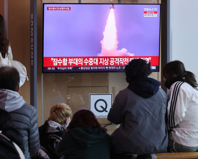 지난 13일 서울역 TV에서 북한 미사일 발사 뉴스가 나오고 있다. 연합뉴스
