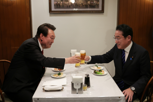 윤석열 대통령과 기시다 후미오 일본 총리가 지난 16일 일본 도쿄 긴자의 식당 '렌가테이'에서 생맥주로 건배하고 있다. 대통령실 제공.