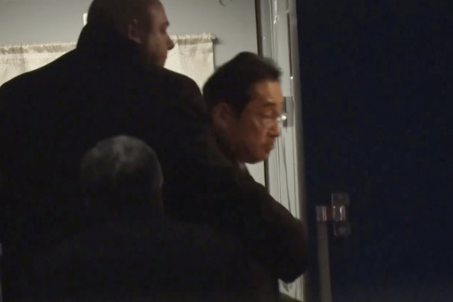 기시다 후미오 일본 총리가 20일(현지시간) 폴란드 프세미실에서 우크라이나 키이우행 열차에 탑승하고 있다. 이날 일본 외무성은 기시다 총리가 키이우를 방문해 볼로디미르 젤렌스키 대통령과 정상회담을 할 예정이라고 밝혔다. 인도를 방문 중이던 기시다 총리는 애초 이날 오후 귀국할 예정이었으나, 귀국하는 대신 비밀리에 폴란드로 향했다. 사진은 일본 NTV 영상을 캡처한 것이다. 연합뉴스