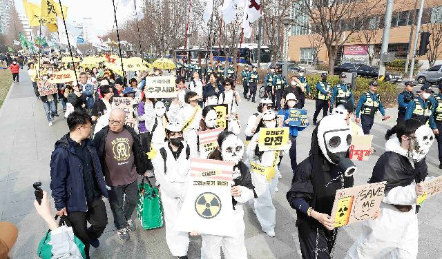 지난 11일 고리2호기 수명연장·핵폐기물반대 범시민운동본부는 부산 송상현광장에서 고리2호기 수명연장을 반대하는 시민대회를 갖고 가두행진을 펼쳤다. 부산일보DB