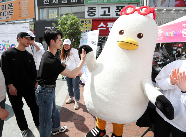 2030부산세계박람회(엑스포) 유치를 위해 전국을 돌며 대국민 홍보에 나선 '엑스포 드림 원정대'가 29일 대구를 찾았다. 원정대는 이날 중구 동성로28 아트스퀘어 주변에 홍보 부스를 차리고 부산엑스포 마스코트인 '부기'와 함께 엑스포 유치의 필요성을 알리고 있다. 연합뉴스
